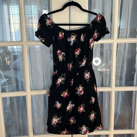 Kendall & Kylie Ardene collection summer flowy dress. - Picture 2 of 4